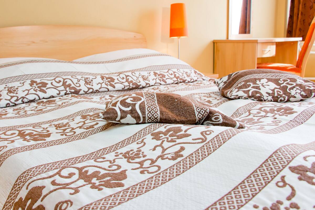 Hypo-allergenic bedding, in-room safe, individually decorated