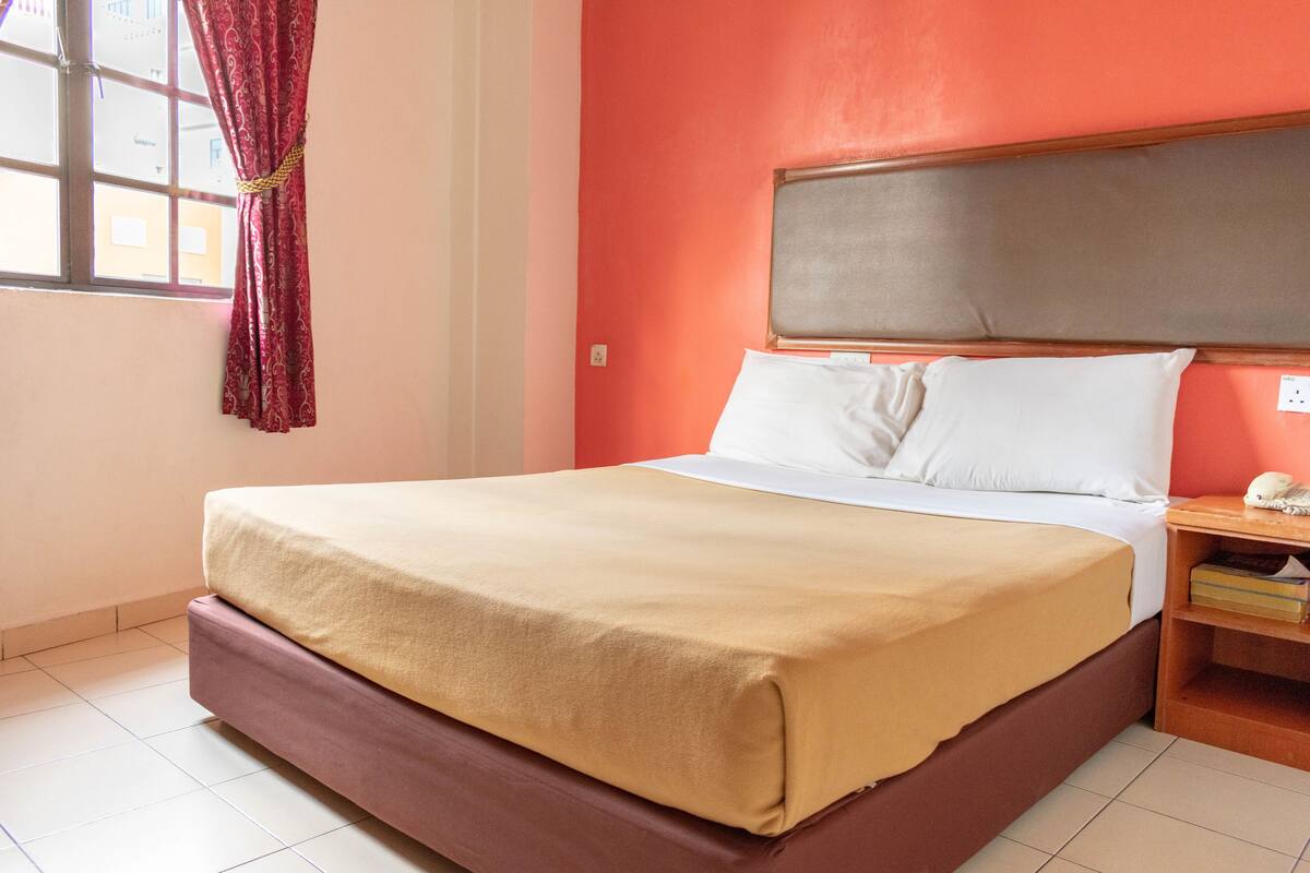 Standard Room, 1 Queen Bed, No Windows | In-room safe, free WiFi