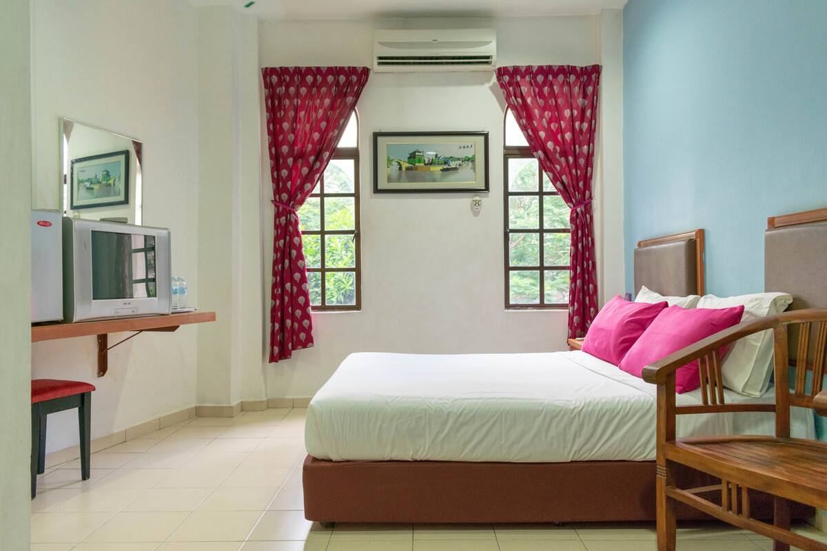 Superior Room, 1 Queen Bed | In-room safe, free WiFi
