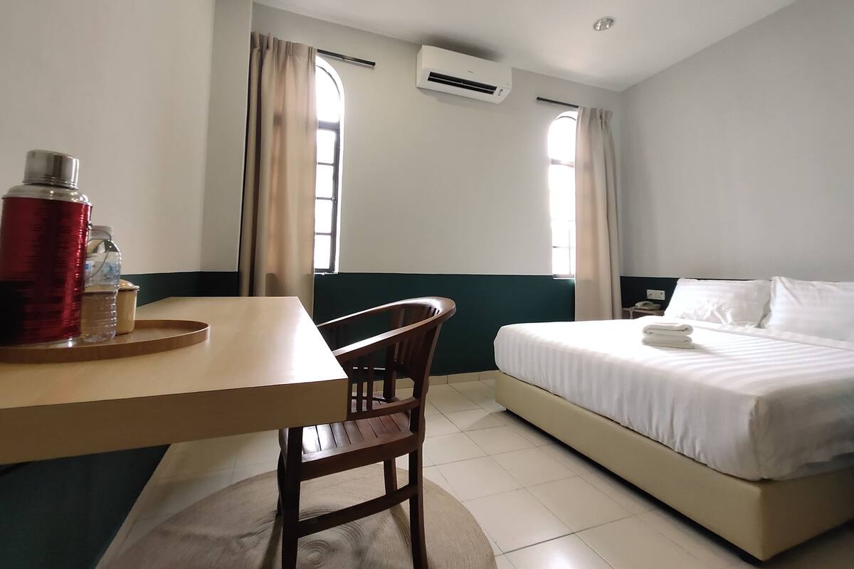 Deluxe Room, 1 Queen Bed | In-room safe, free WiFi