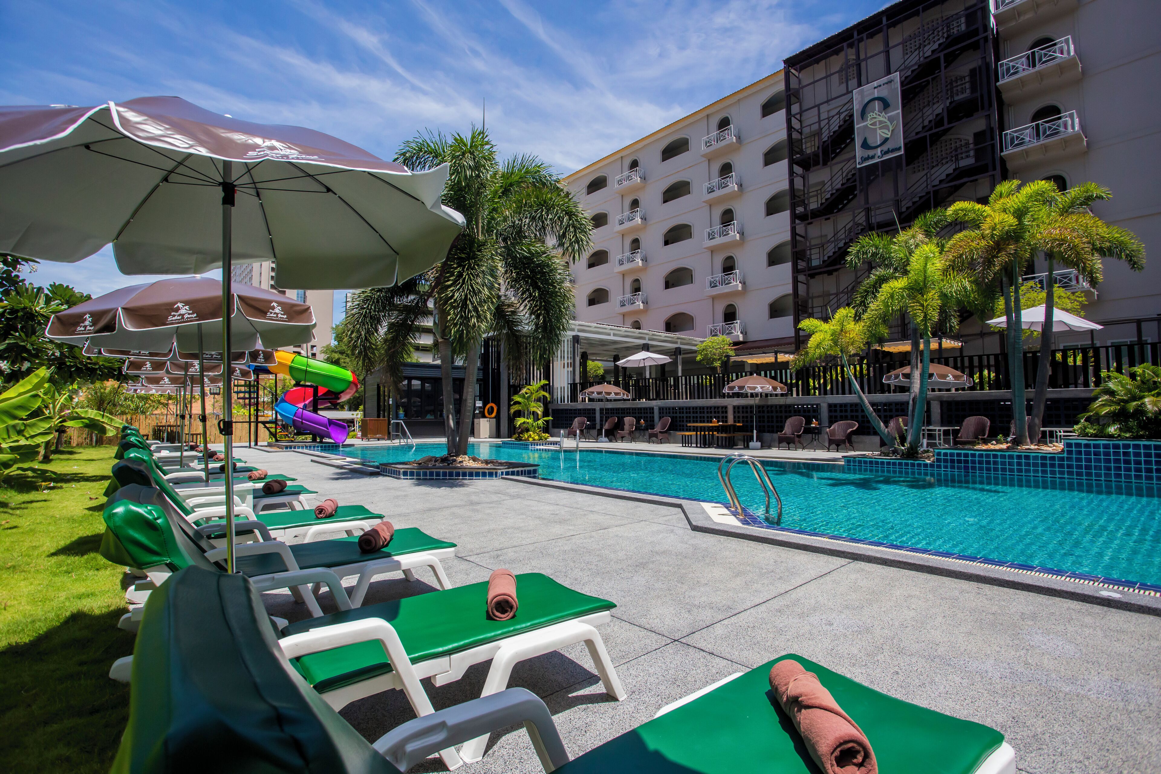 2 outdoor pools, pool loungers