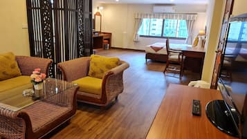 Family Room | In-room safe, desk, soundproofing, free WiFi