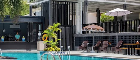 2 outdoor pools, pool loungers