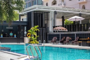 2 室外游泳池，日光浴��躺椅