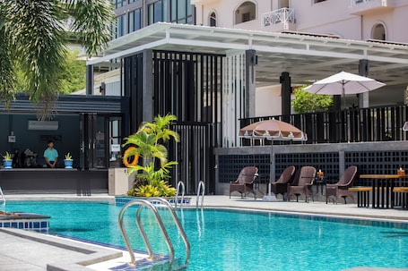 2 outdoor pools, sun loungers