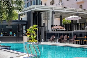 2 piscinas al aire libre, sillones reclinables de piscina