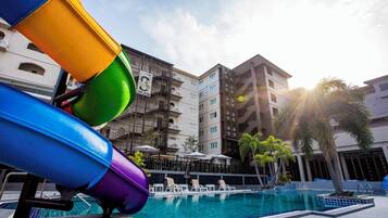 2 outdoor pools, sun loungers