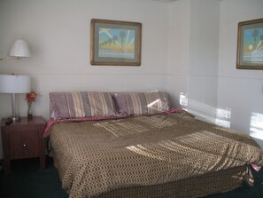 Standard Room, 1 King Bed | Free WiFi, bed sheets - Great Basin Inn (Ely)