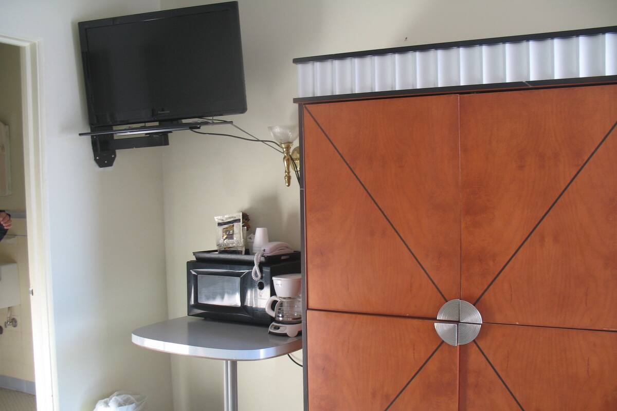 Standard Room, 1 King Bed | Room amenity