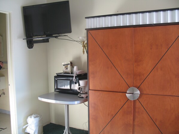 Standard Room, 1 King Bed | Room amenity - Great Basin Inn (Ely)