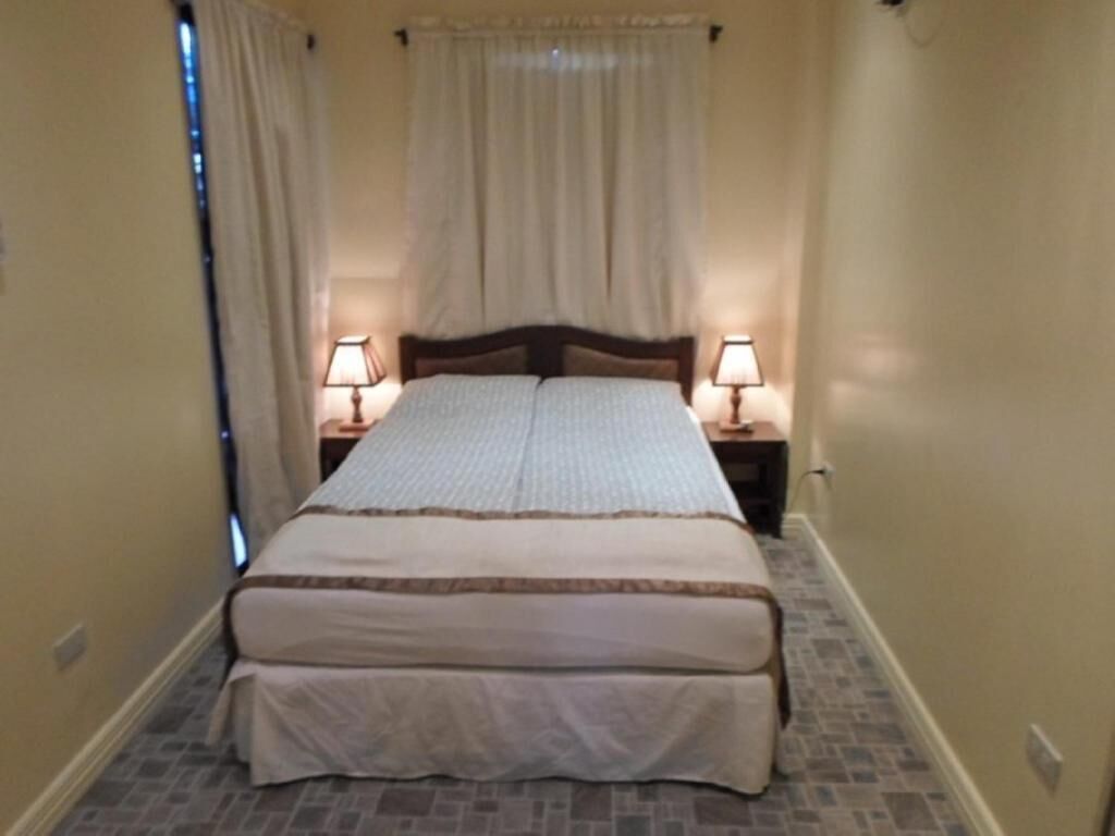 Peralatan tempat tidur premium, bar mini, peti besi dalam bilik 