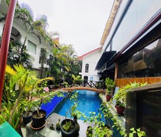 Daily full breakfast (PHP 400 per person)