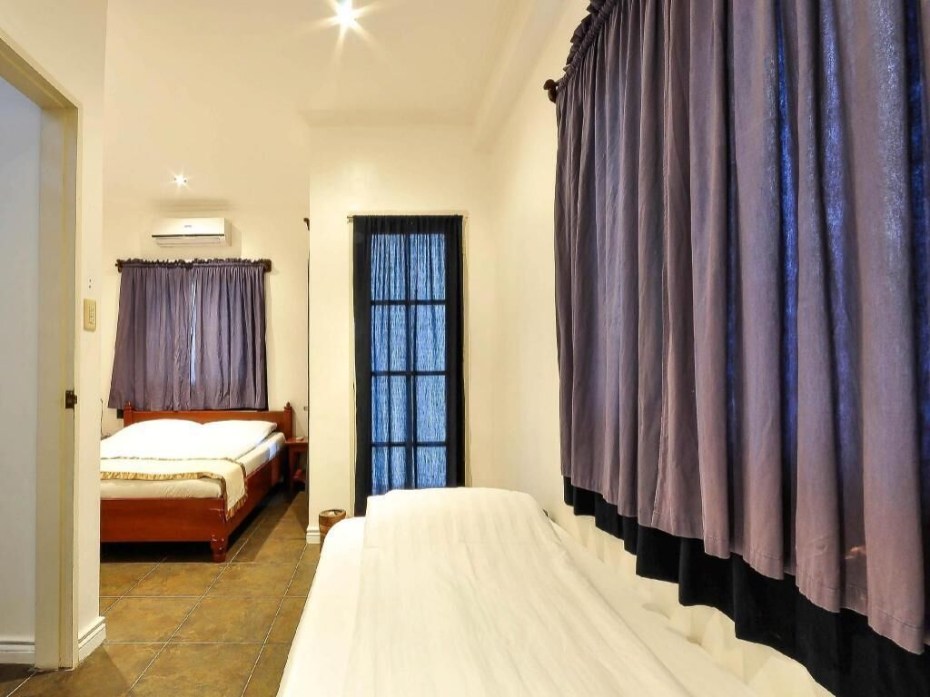 Peralatan tempat tidur premium, bar mini, peti besi dalam bilik 