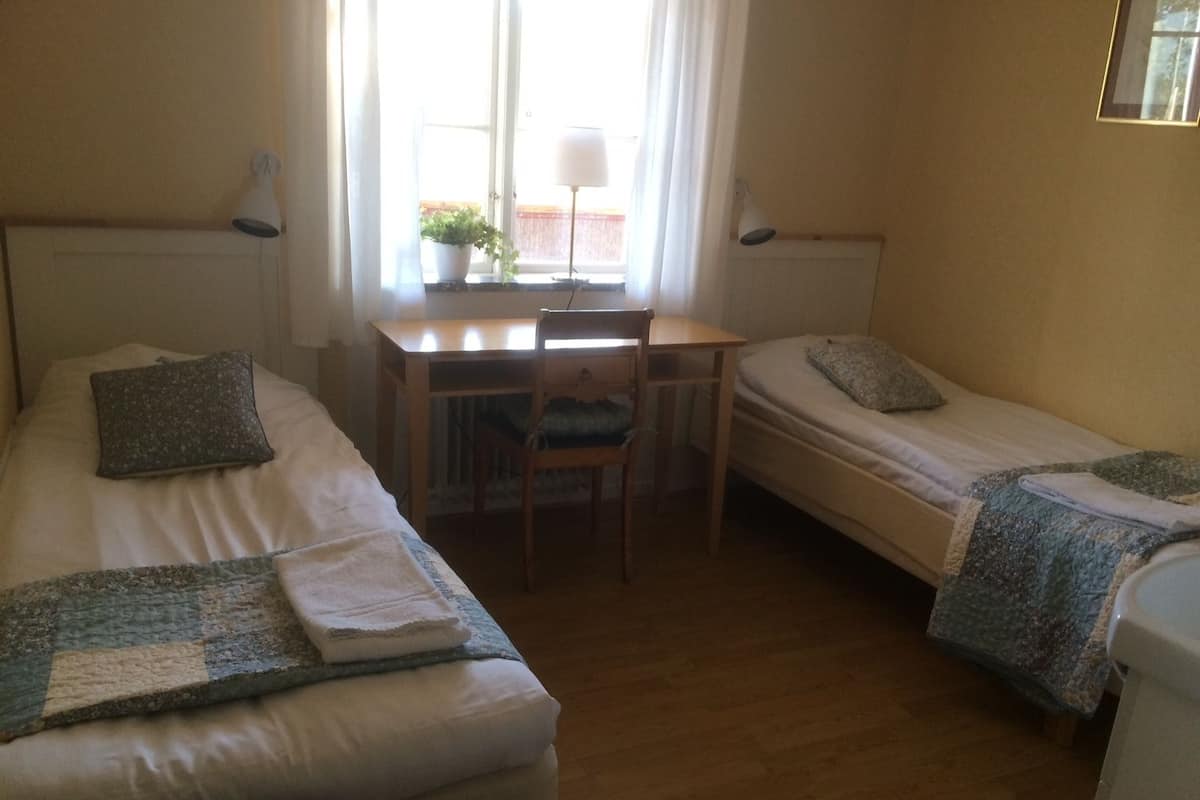 Chambre avec lits jumeaux, salle de bains commune