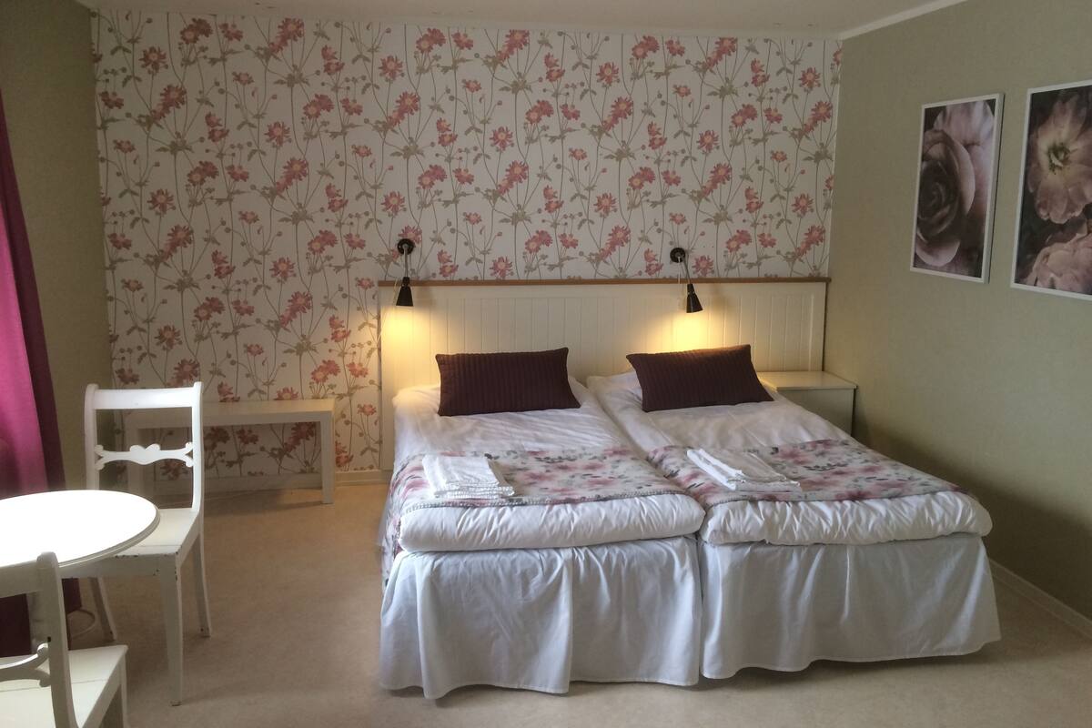Twin Room, Private Bathroom | Pillowtop beds, blackout drapes, iron/ironing board (on request)