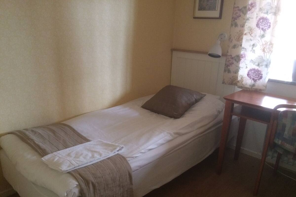 Single Room, Shared Bathroom | Pillowtop beds, blackout drapes, iron/ironing board (on request)