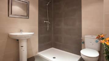 Een douche, gratis toiletartikelen, een haardroger