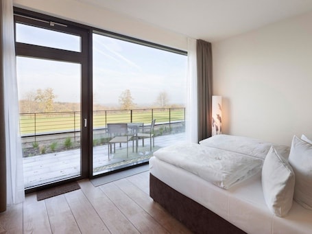 Comfort Room | Premium bedding, desk, soundproofing, cribs/infant beds