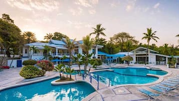 Piscine extérieure, tentes de plage, parasols de plage