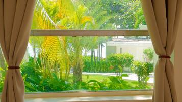 King Bed Ocean View Bungalow | Premium bedding, desk, iron/ironing board, free WiFi