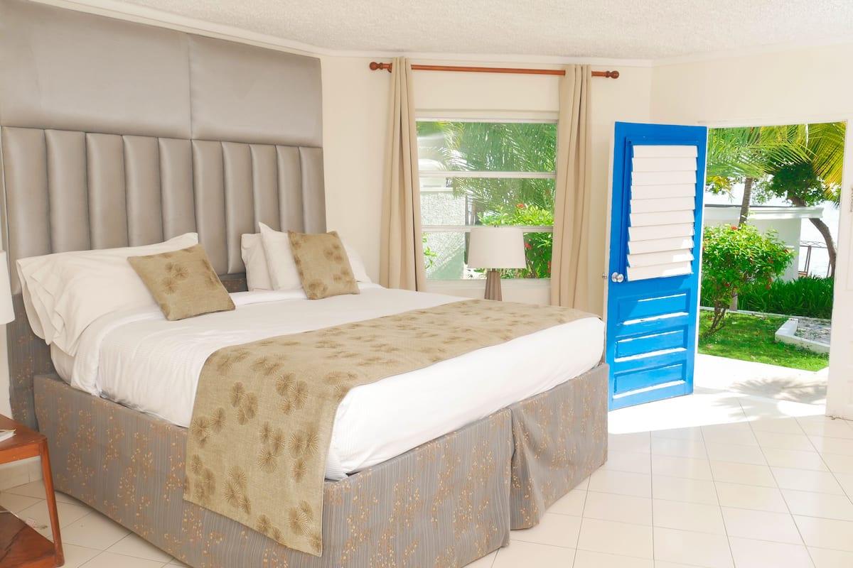 King Bed Ocean View Bungalow | Peralatan tempat tidur premium, meja, seterika/papan seterika