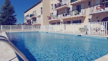Piscine extérieure (ouverte en saison), parasols de plage
