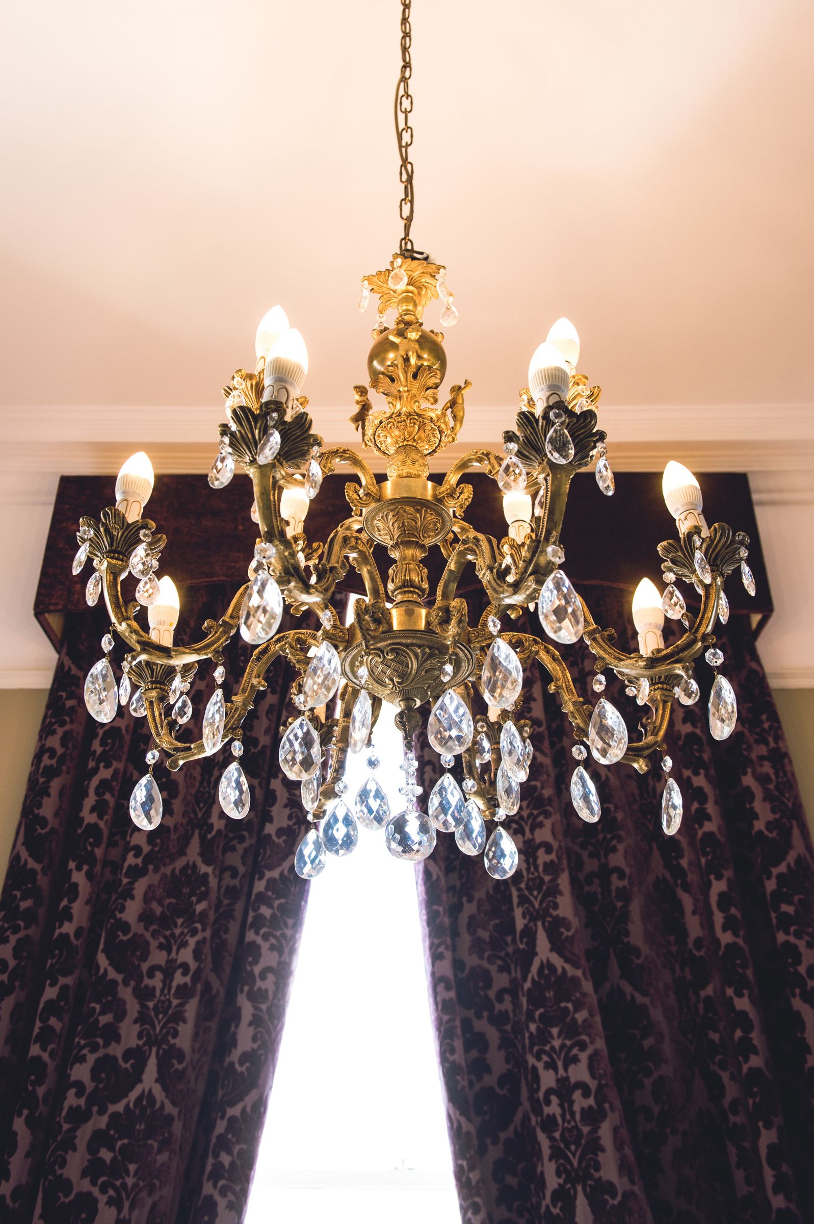 Un candelabro con múltiples lámparas y adornos de cristal.