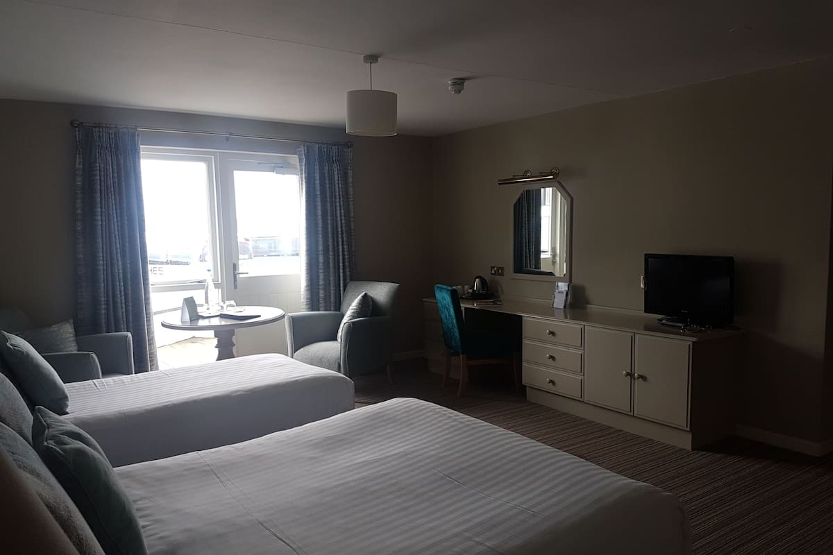 Habitación familiar, vistas al mar | Edredones de plumas, escritorio, wifi gratis