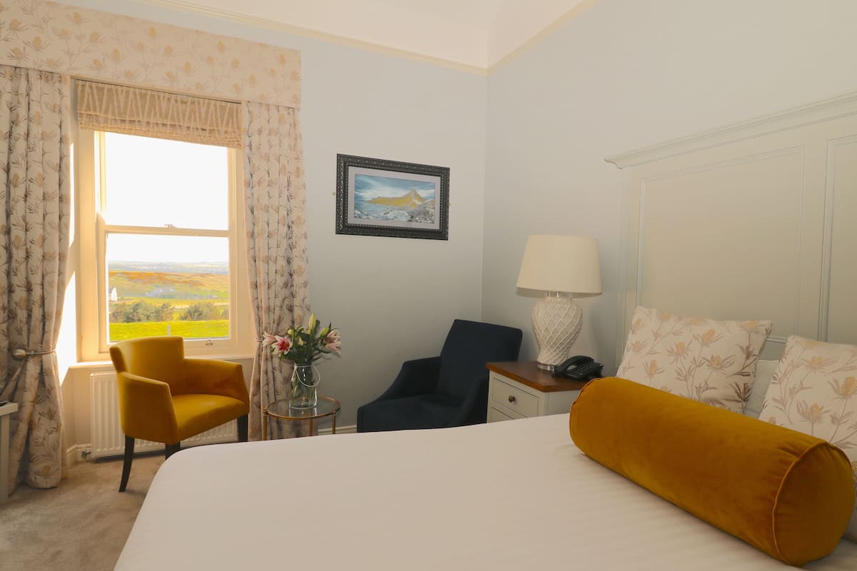 Habitación clásica doble, vistas al mar | Edredones de plumas, escritorio, wifi gratis