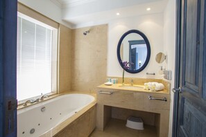 Vila, 2 quartos, piscina particular | Banheiro | Banheira de hidromassagem, secador de cabelo, roupões de banho, chinelos