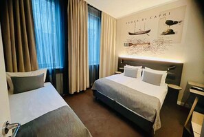 Roupas de cama antialérgicas, cofres nos quartos, escrivaninha