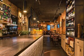 供應午餐及晚餐；意大利菜