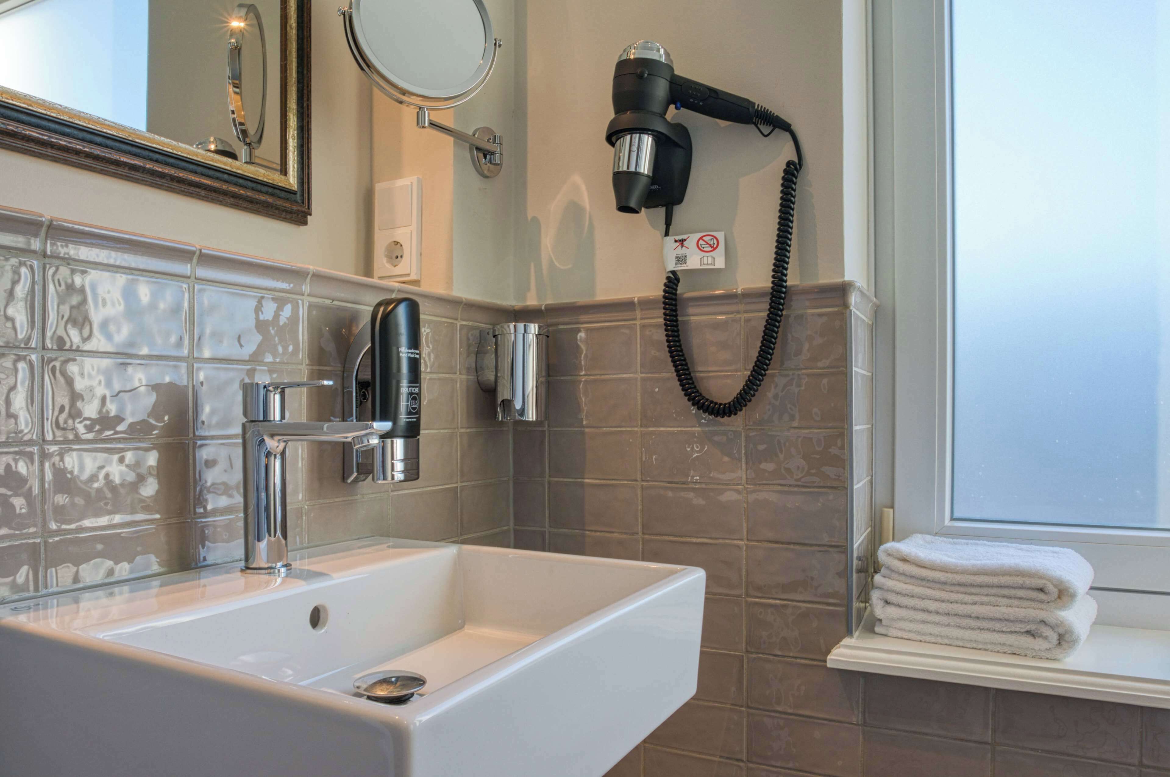 standard room, 1 double bed | hypo-allergenic bedding, in-room safe, desk, blackout curtains