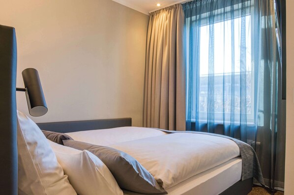 Standard Room, 1 Double Bed | Hypo-allergenic bedding, in-room safe, desk, blackout curtains