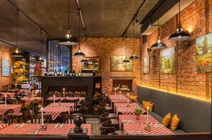 Lunch and dinner served, Italian cuisine