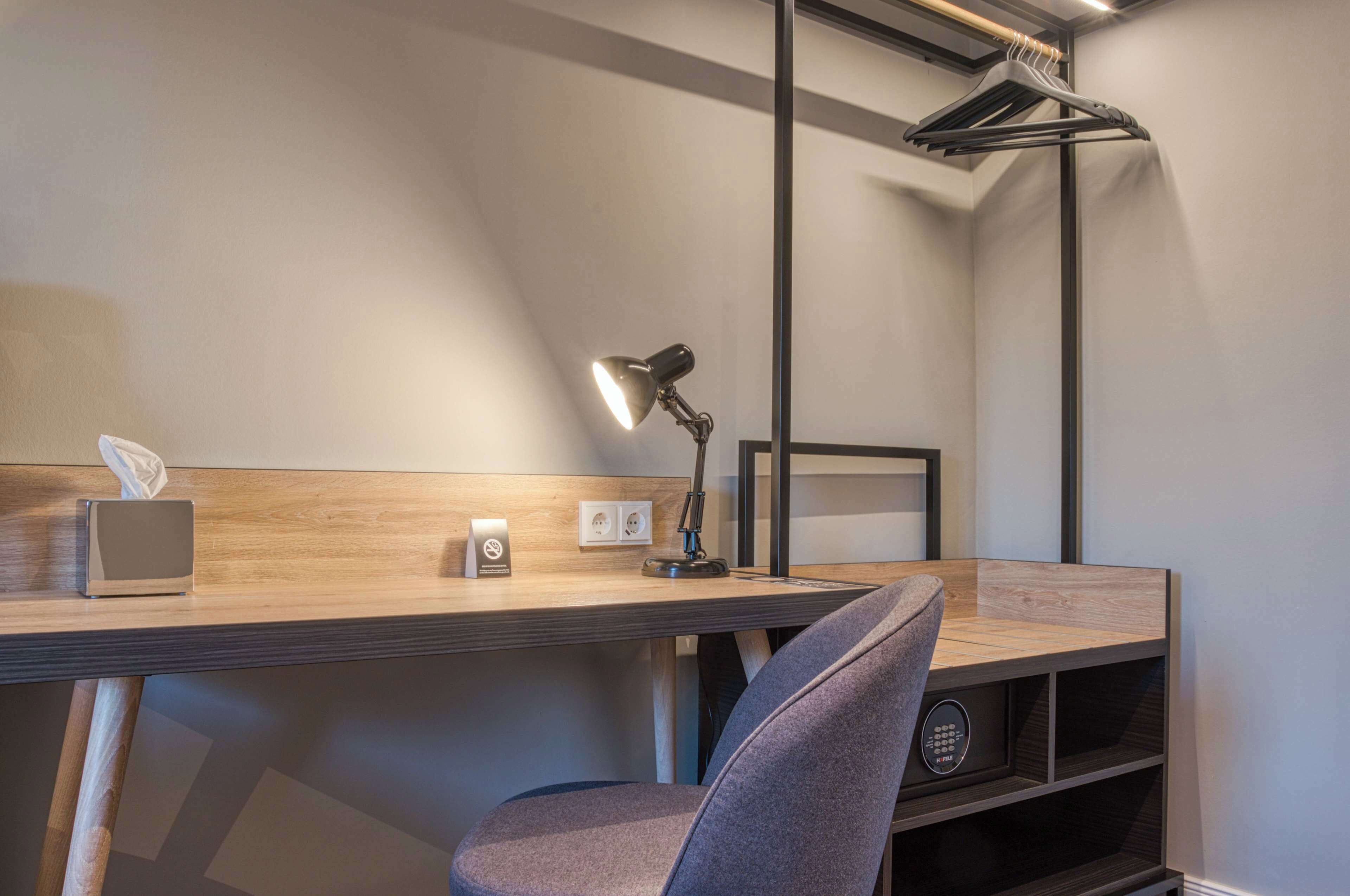 standard room, 1 single bed | hypo-allergenic bedding, in-room safe, desk, blackout curtains