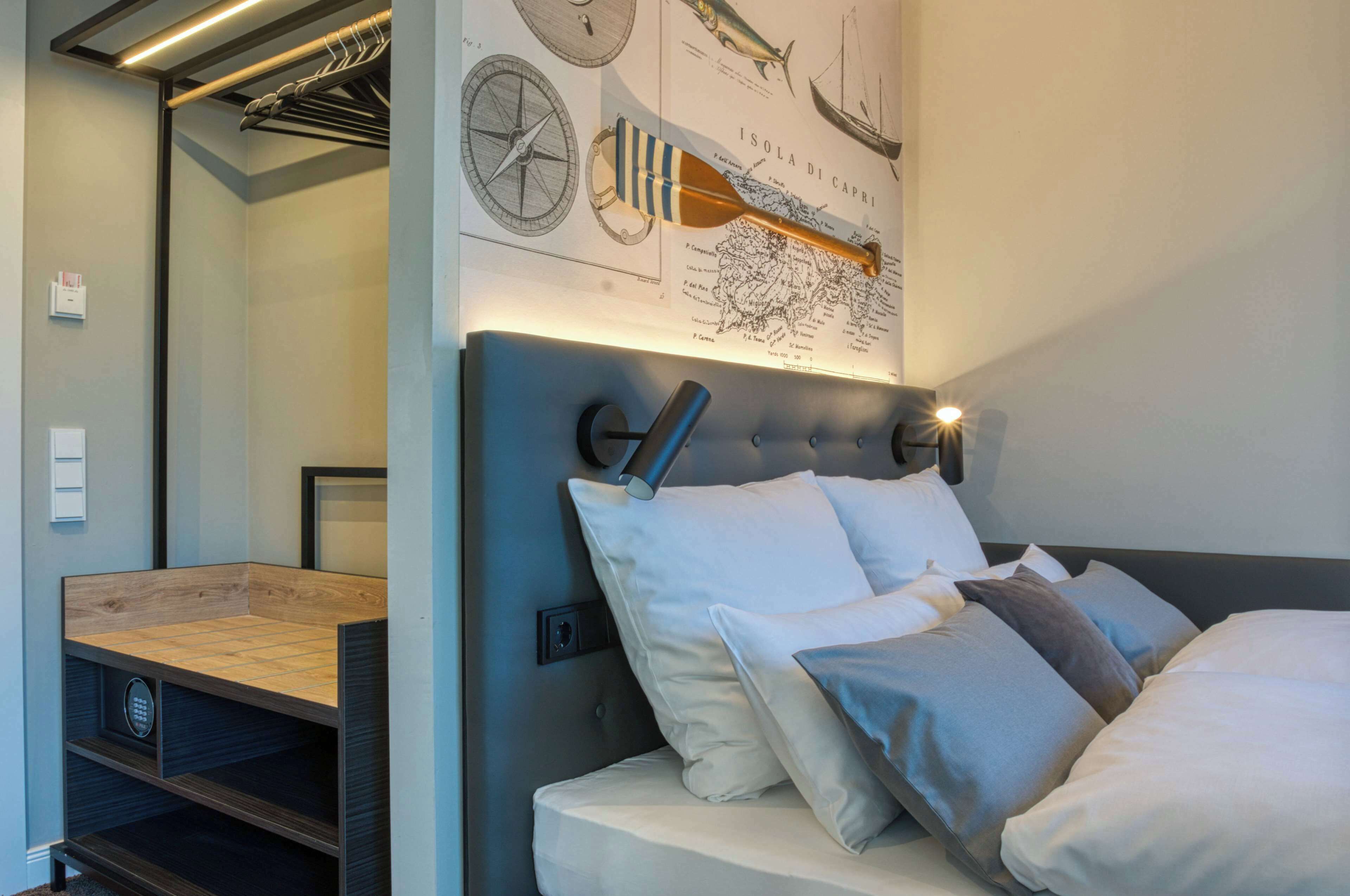 standard room, 1 double bed | hypo-allergenic bedding, in-room safe, desk, blackout curtains