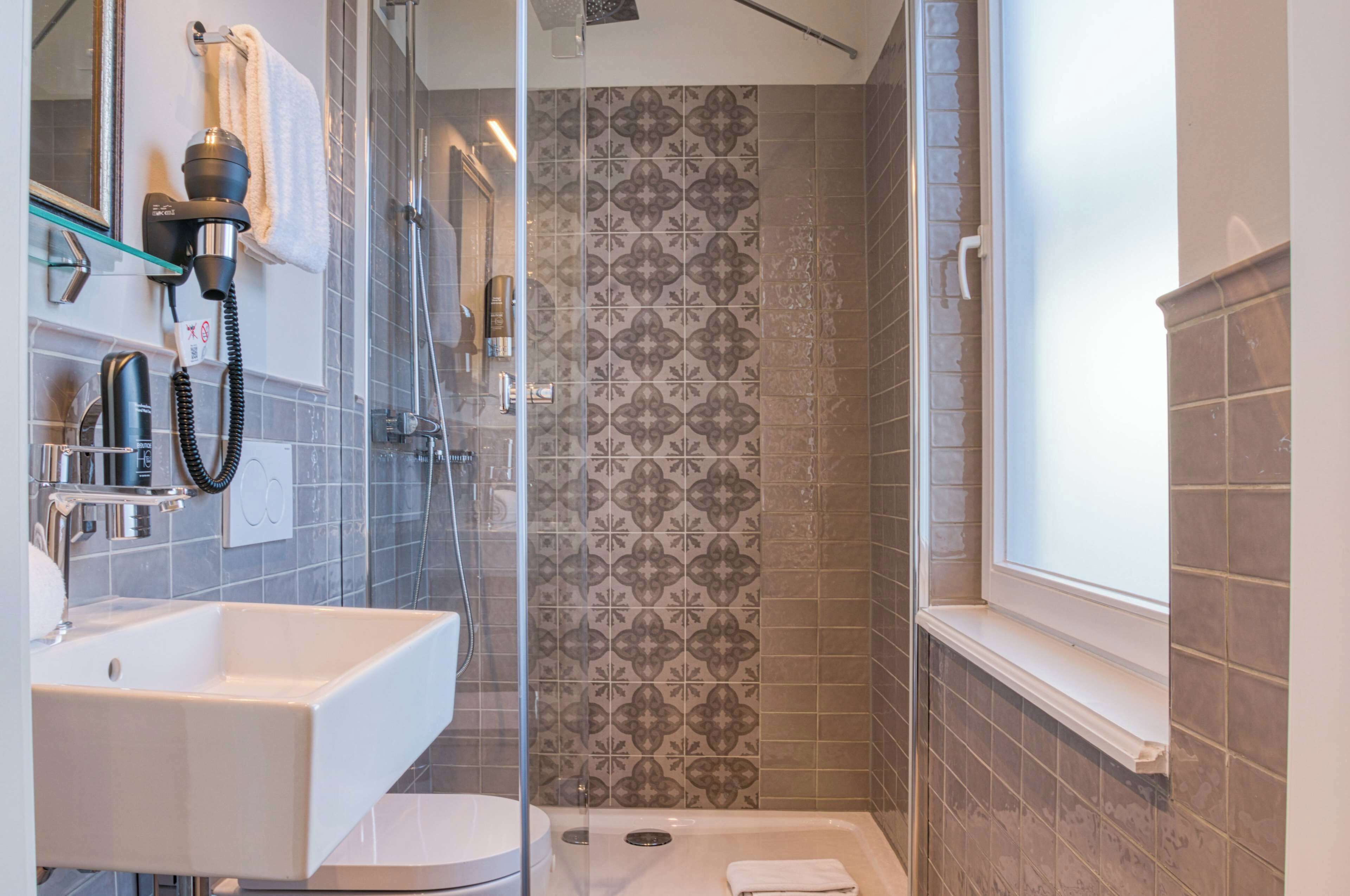 standard room, 1 single bed | hypo-allergenic bedding, in-room safe, desk, blackout curtains