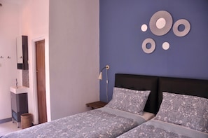 Quarto casal standard, 2 camas de solteiro, para não fumantes, varanda | Wi-Fi de cortesia, roupa de cama