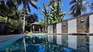 Piscina externa, guarda-sóis, espreguiçadeiras