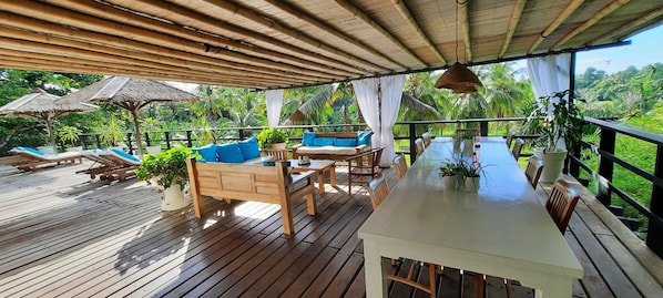 Outdoor dining - Guesthouse The 4 Fish (Manado)