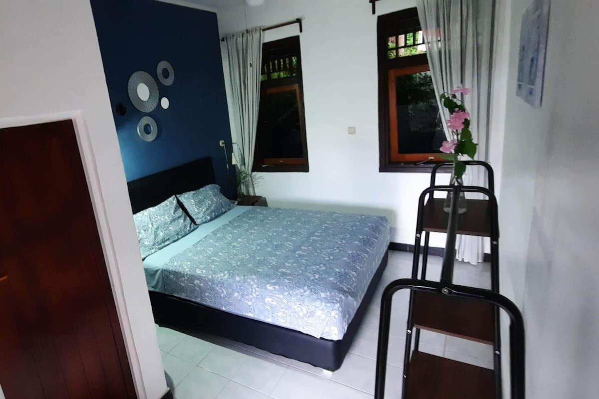 WiFi (free), bed sheets