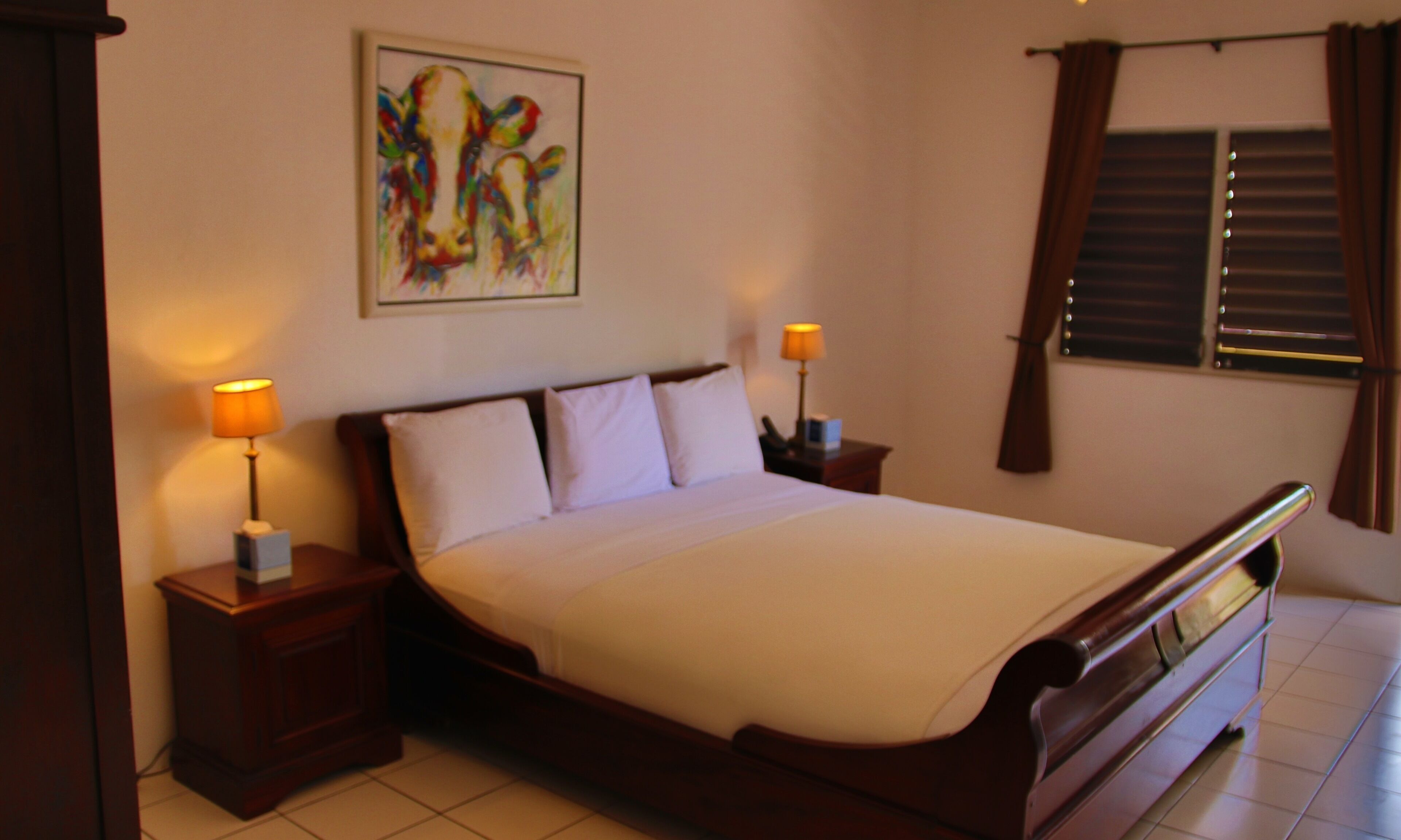 Ropa de cama de alta calidad y tabla de planchar con plancha 