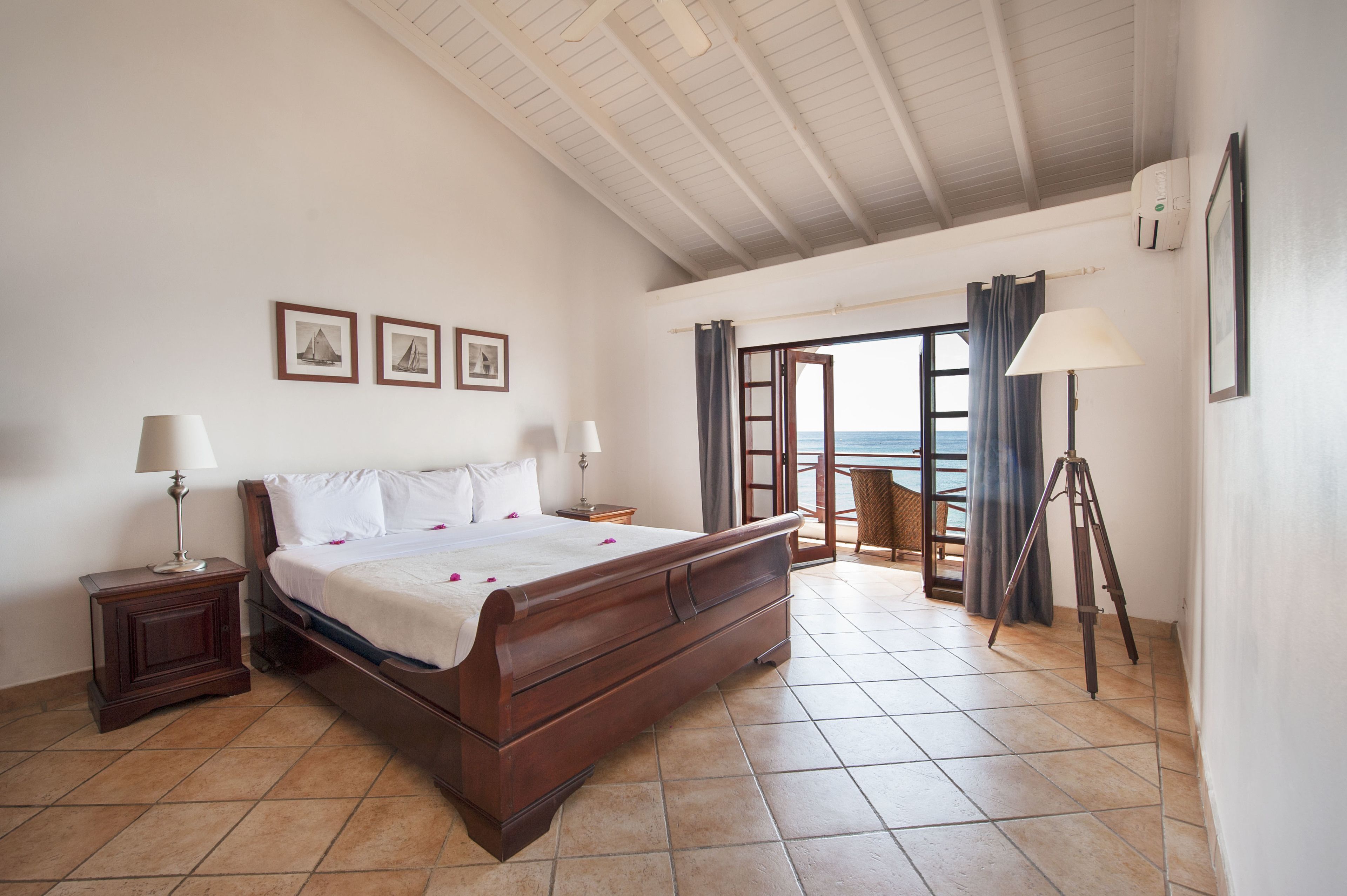 Ropa de cama de alta calidad y tabla de planchar con plancha 