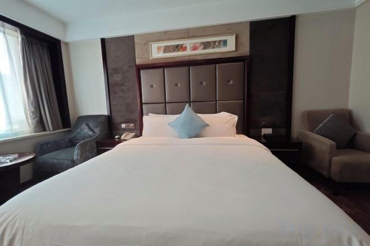 1 bedroom, premium bedding, down duvets, minibar