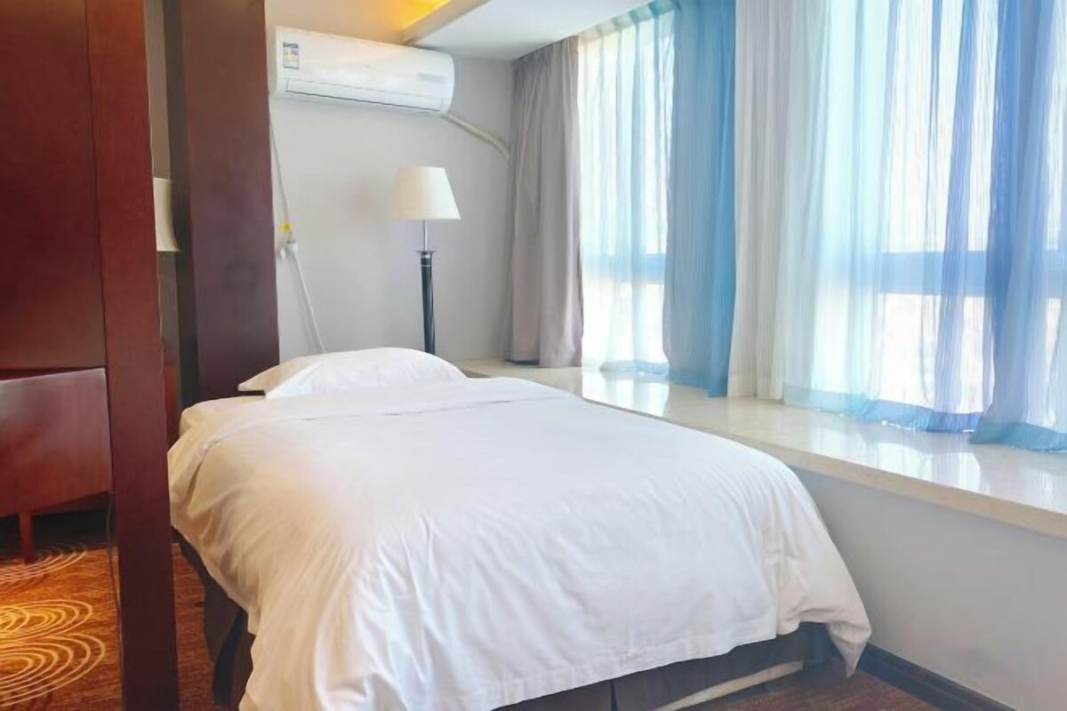 1 bedroom, premium bedding, down duvets, minibar