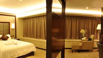 Deluxe Room, 1 King Bed | 1 bedroom, premium bedding, down comforters, minibar
