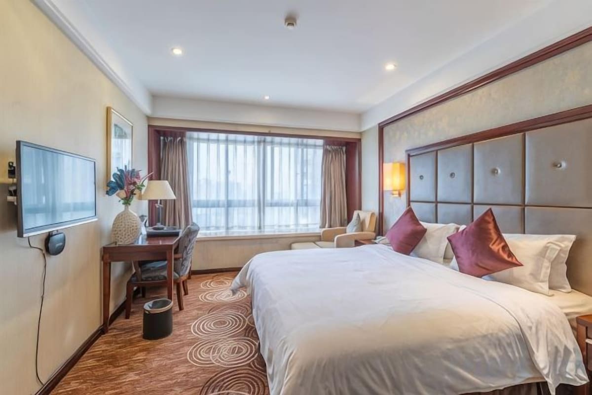 1 bedroom, premium bedding, down duvets, minibar