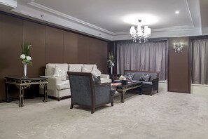 1 多间卧室、高档床上用品、羽绒被、迷你吧