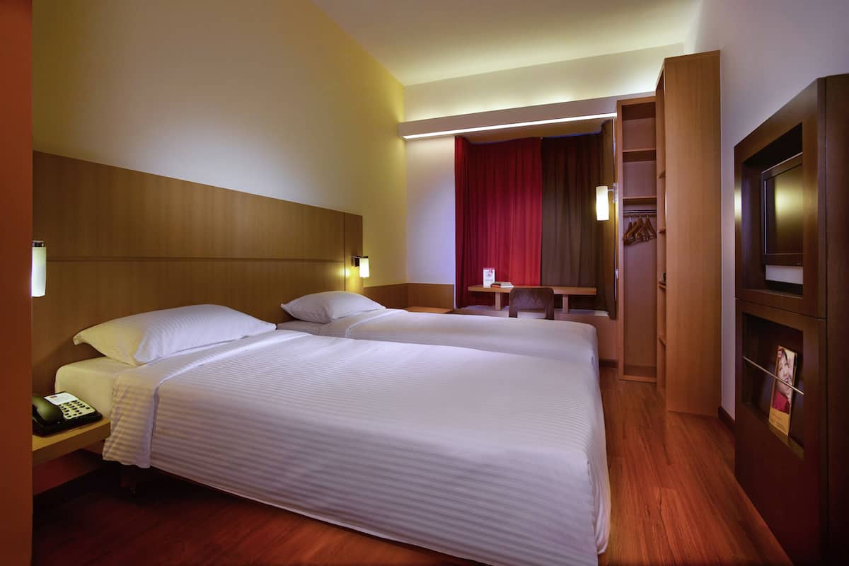 Ropa de cama de alta calidad, cubrecamas y minibar